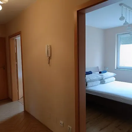 Big - 60m2 - 3 Beds - Lift - Balcony - Parking - 6 People * فروتسواف