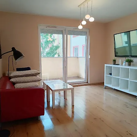 Big - 60m2 - 3 Beds - Lift - Balcony - Parking - 6 People شقة فروتسواف