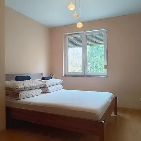 Big - 60m2 - 3 Beds - Lift - Balcony - Parking - 6 People شقة فروتسواف