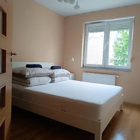 Big - 60m2 - 3 Beds - Lift - Balcony - Parking - 6 People شقة