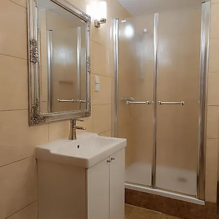 شقة Big - 60m2 - 3 Beds - Lift - Balcony - Parking - 6 People فروتسواف