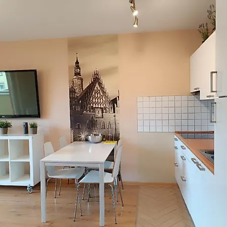 Big - 60m2 - 3 Beds - Lift - Balcony - Parking - 6 People شقة فروتسواف