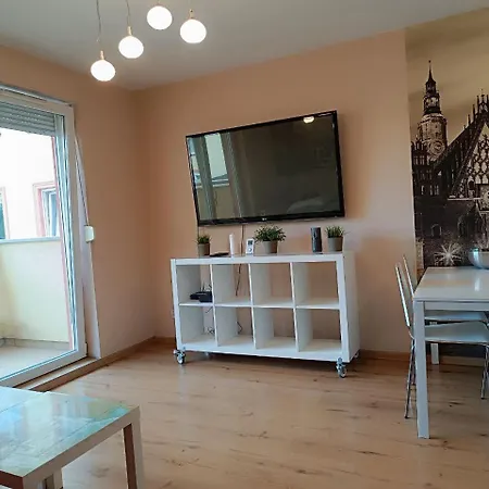 شقة Big - 60m2 - 3 Beds - Lift - Balcony - Parking - 6 People فروتسواف