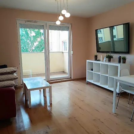 Big - 60m2 - 3 Beds - Lift - Balcony - Parking - 6 People شقة فروتسواف